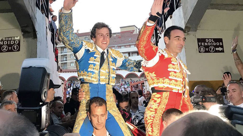 Román y Enrique Ponce en su salida a hombros este domingo en Soria