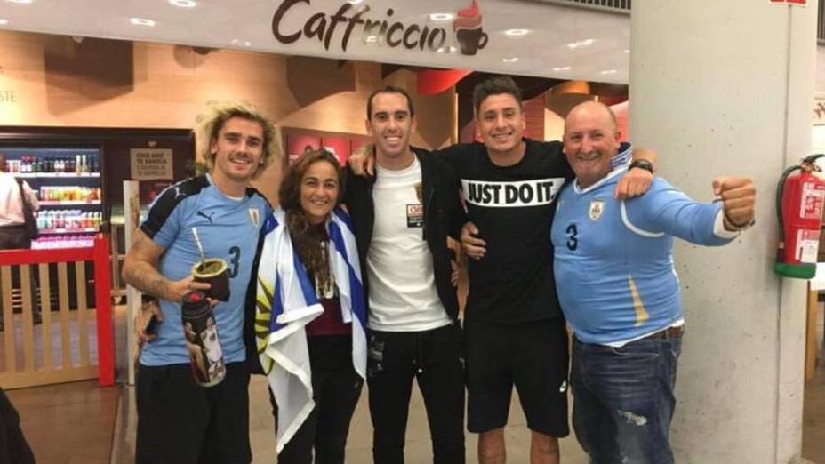 Griezmann junto con sus compañeros uruguayos