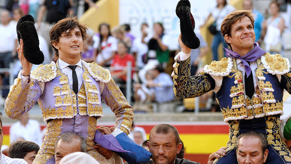 Andrés Roca Rey y El Juli en su salida a hombros este jueves en Palencia