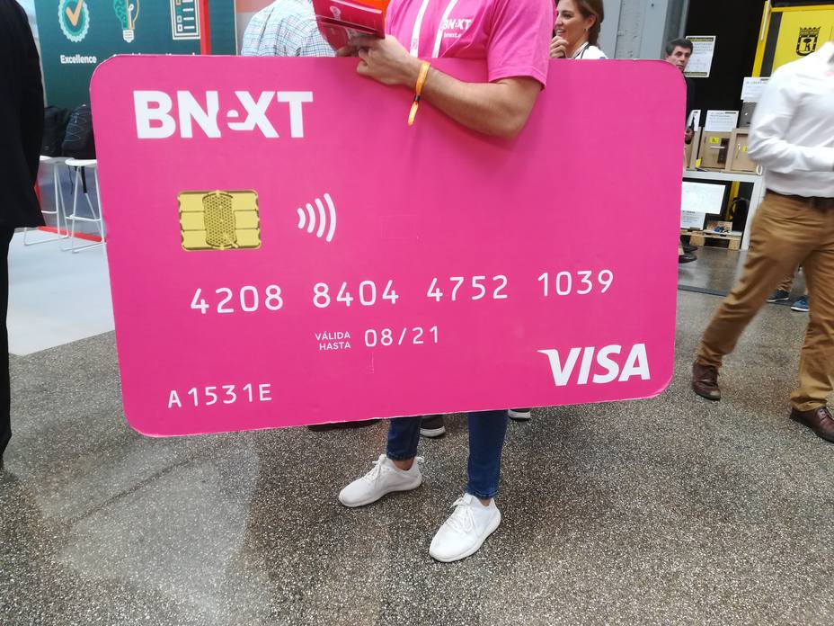 Un voluntario de BNEXT con la tarjeta gigante en el South Summit