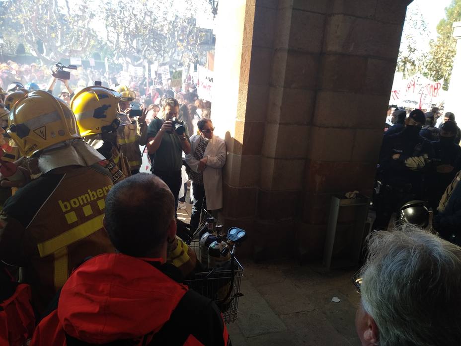 Los Mossos cierran las puertas del Parlament y cargan contra bomberos que protestaban juntos a médicos