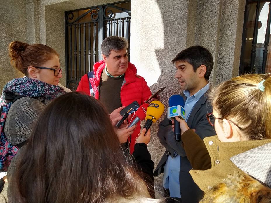 El alcalde de Ferrol, Jorge Suárez, atiende a los medios de comunicación