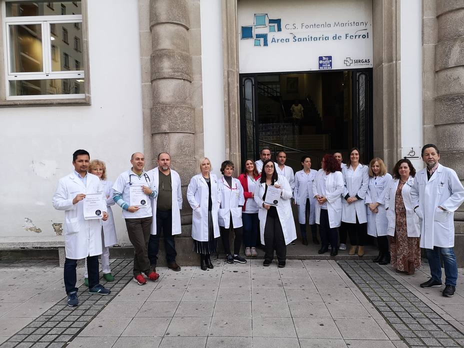 Concentración de profesionales de sanidad a las puertas del centro de salud de la Plaza de España