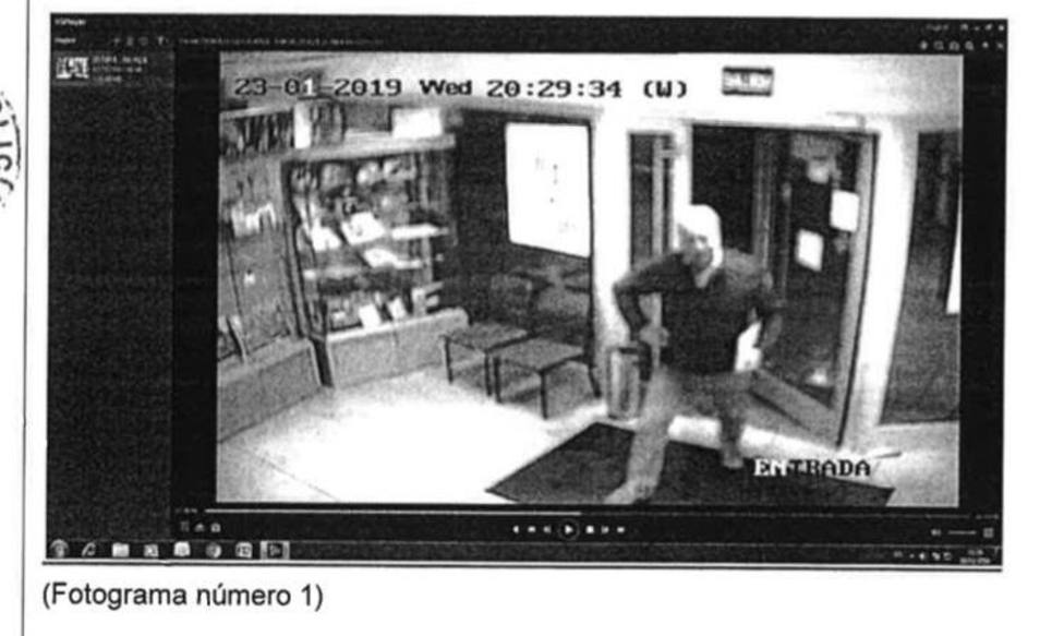 Imagen de la cámara de seguridad de la sucursal de Correos desde donde se envió el anónimo