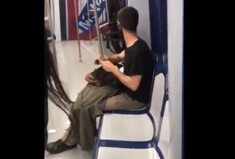 Vídeo: captan a un joven afilando un cuchillo de grandes dimensiones en el metro de Madrid
