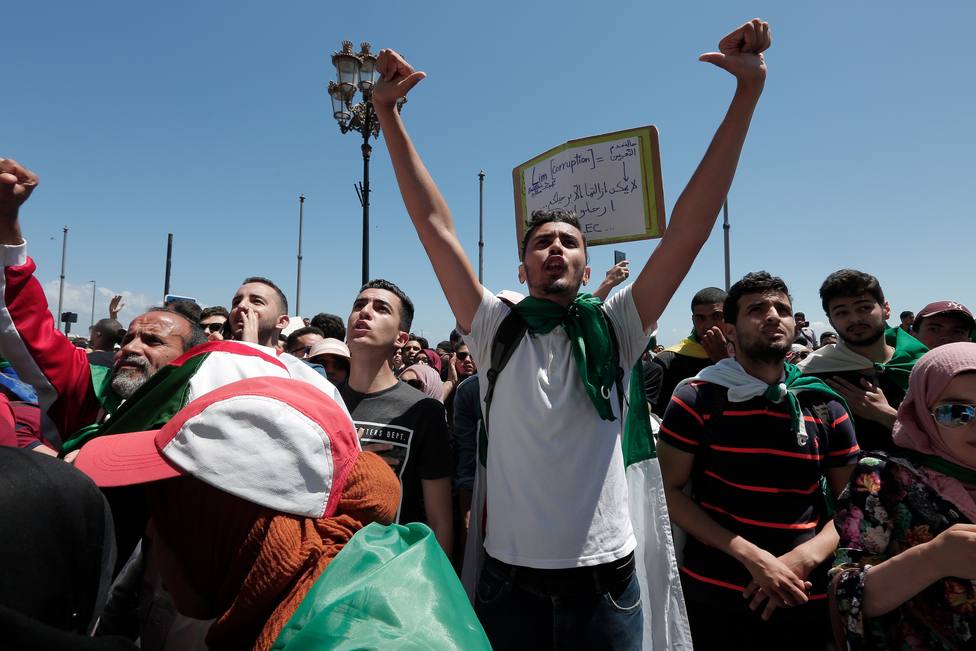 Decenas de miles de argelinos salen nuevamente a las calles para pedir un cambio político radical
