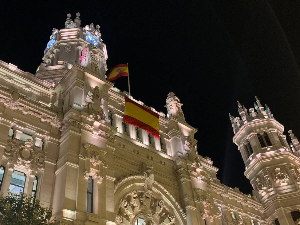 Almeida responde a Colau y cuelga una bandera de España en el Ayuntamiento de Madrid