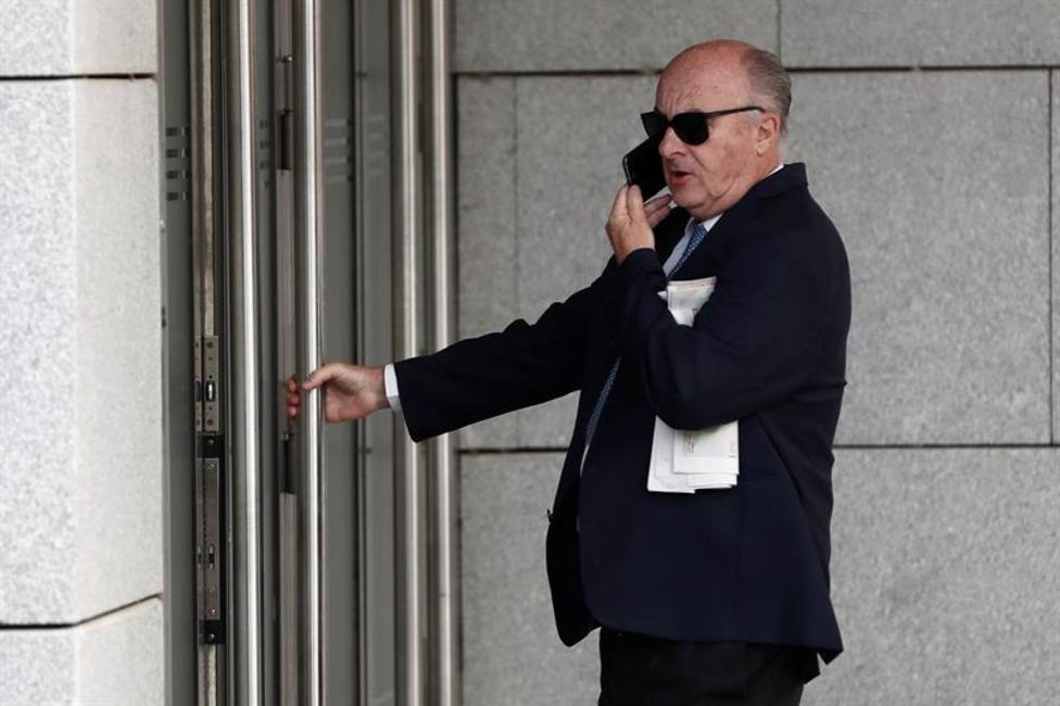 El juez del caso Villarejo prohíbe salir de España al hijo del ex-comisario