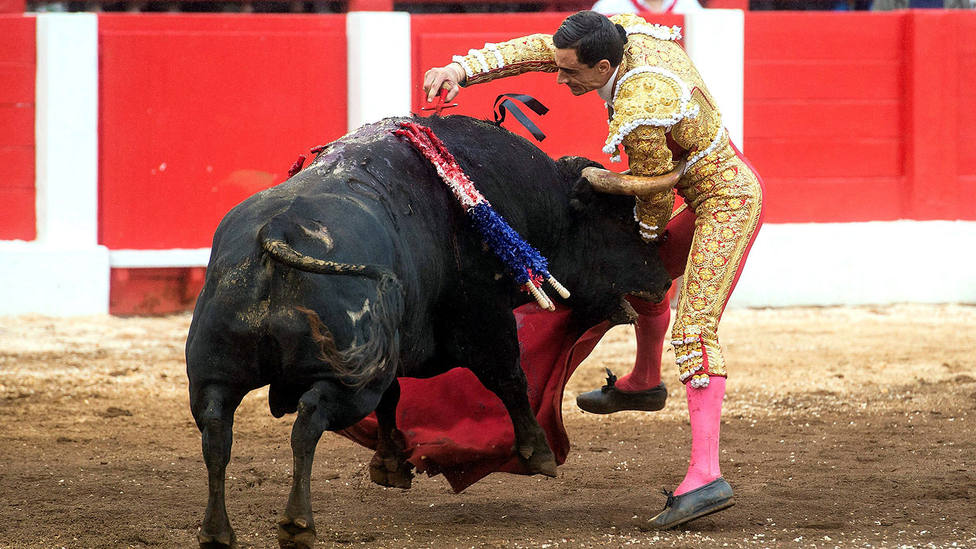 Estocada de Paco Ureña al toro de Jandilla al que cortó dos orejas en Santander
