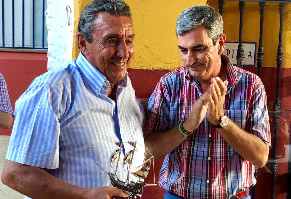 Fernando Cuadri recibido el Premio Colombinas de Honor de manos de Carlos Pereda