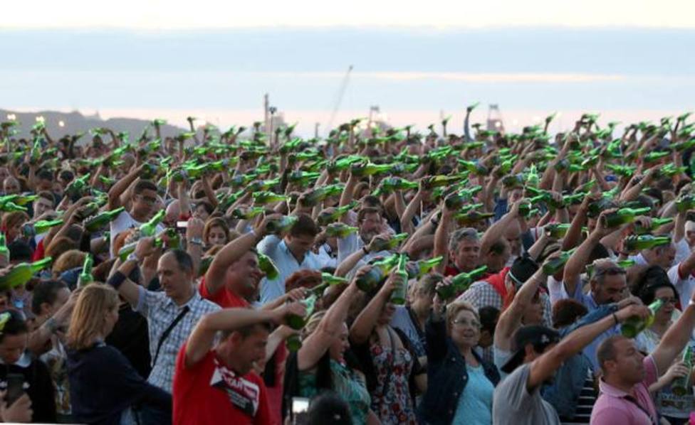 Gijón bate el récord mundial de personas escanciando sidra al mismo tiempo con casi 9.721 participantes