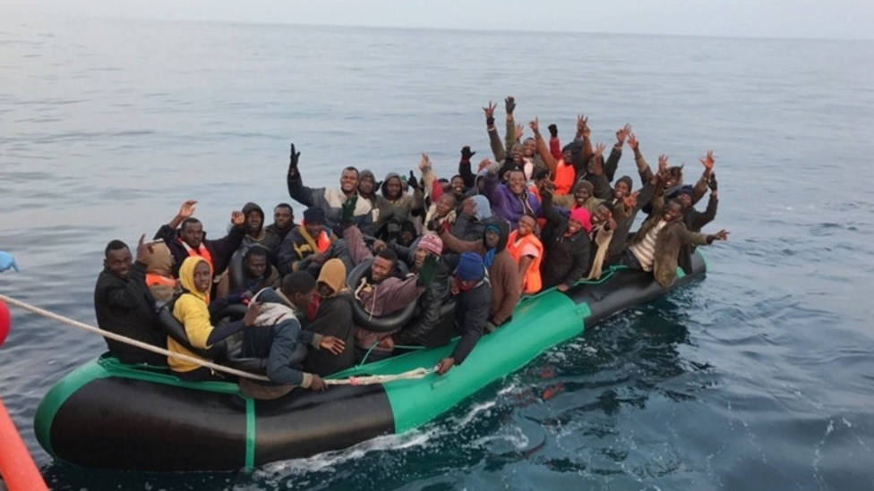 Trasladan a Almería a 76 inmigrantes rescatados de una patera en Alborán