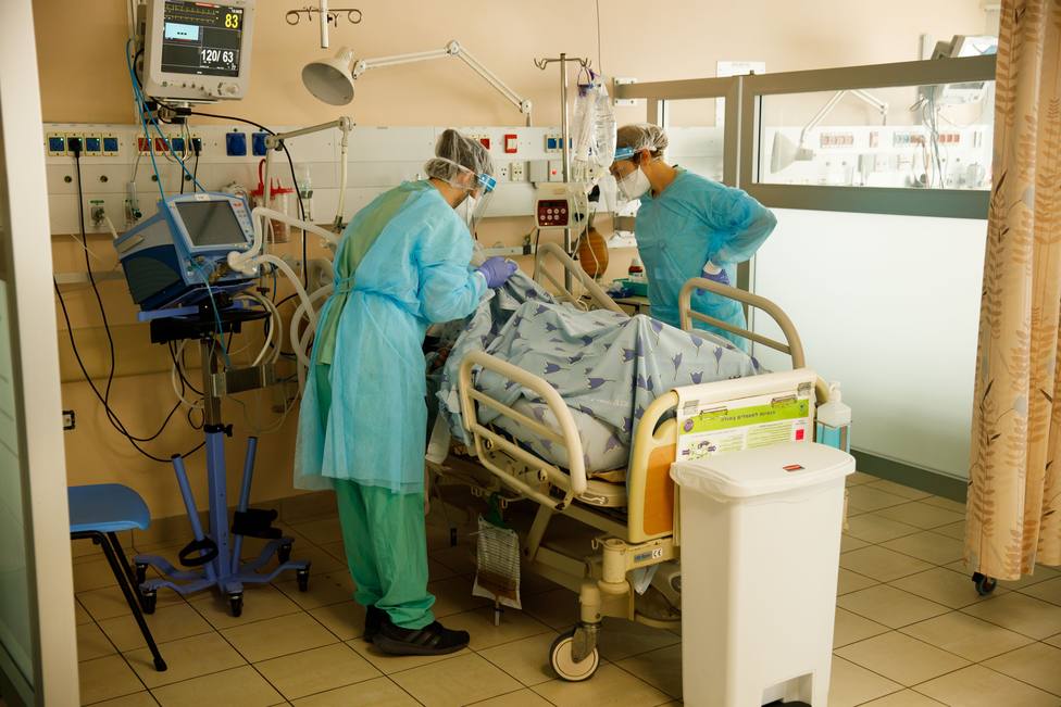 Foto de archivo de varios sanitarios atendiendo a un paciente en un centro hospitalario - FOTO: Europa Press
