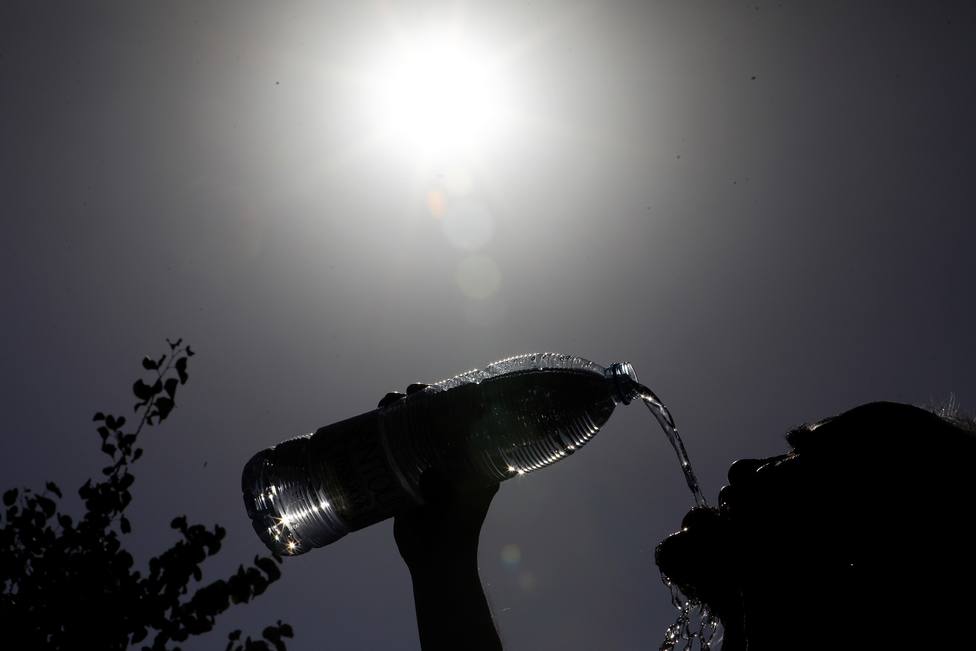 Un hombre se refresca con agua de las altas temperaturas en Córdoba