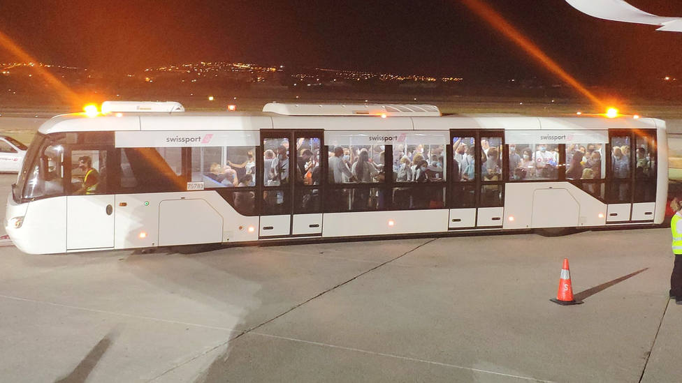 Aglomeraciones en un autobús y sin ningún control a unos pasajeros del aeropuerto de Alicante