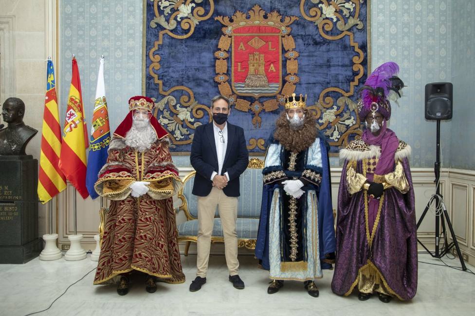 Los Reyes Magos en el Ayuntamiento de Alicante junto al concejal de Fiestas