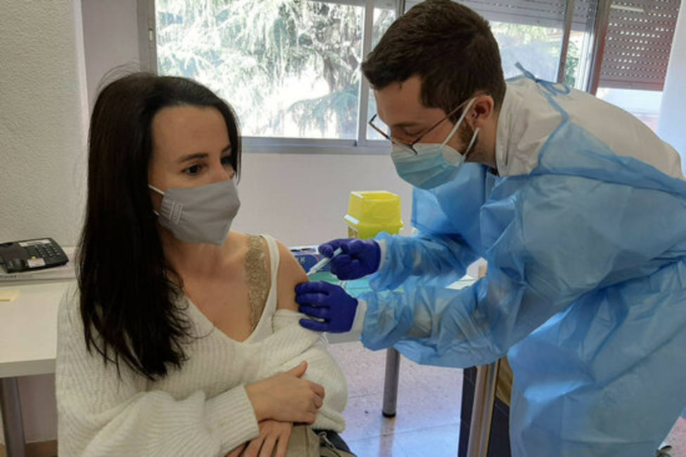 Una treballadora dhospital reben la vacuna
