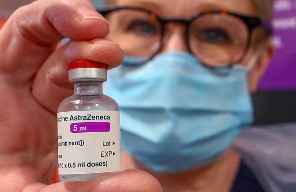 España, a la zaga de Europa: Sanidad se resiste a ampliar la vacuna de AstraZeneca a mayores de 65