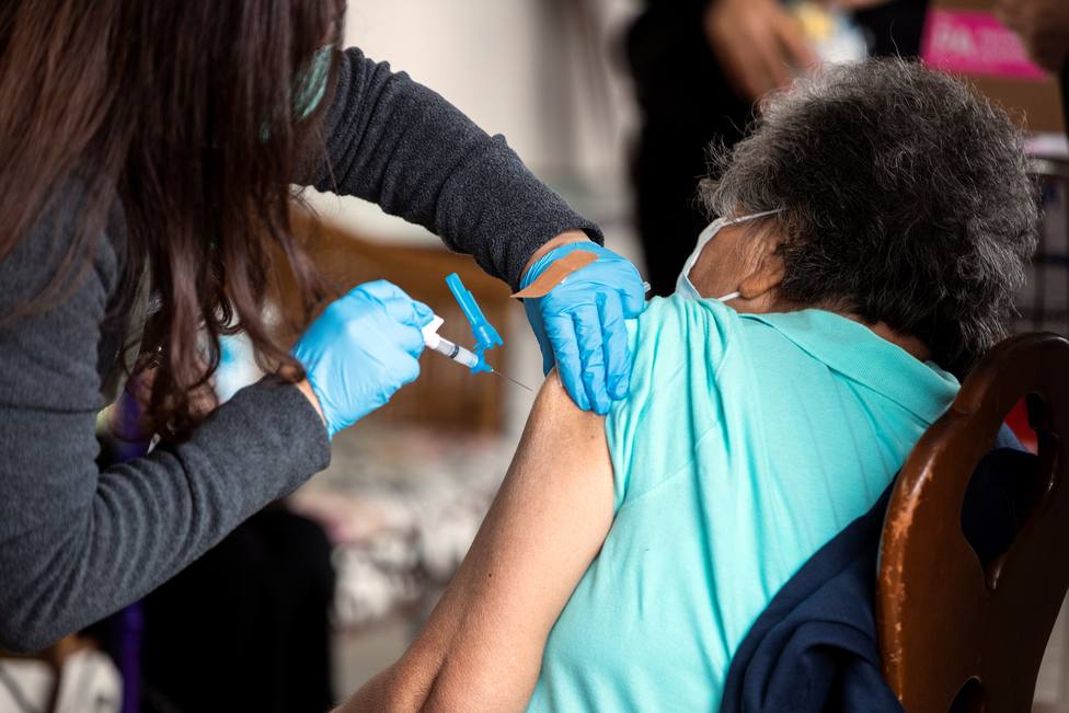 EEUU permitirá a las personas vacunadas visitar a otros inmunizados sin mascarilla ni distancia social