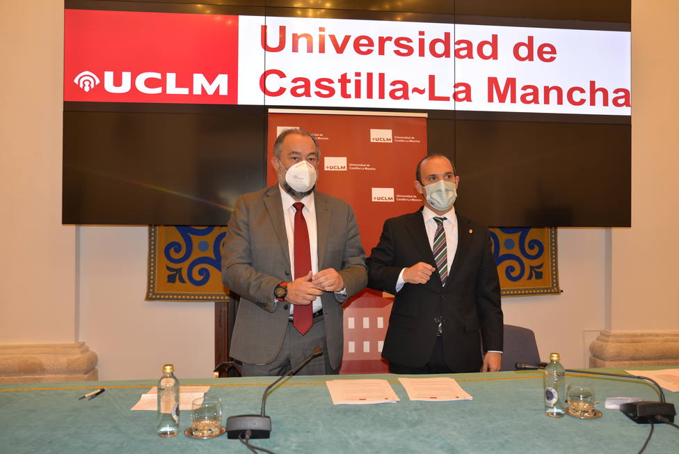 Julián Garde y Pablo Bellido rubrican los dos acuerdos que unen a ambas instituciones desde hace 25 años