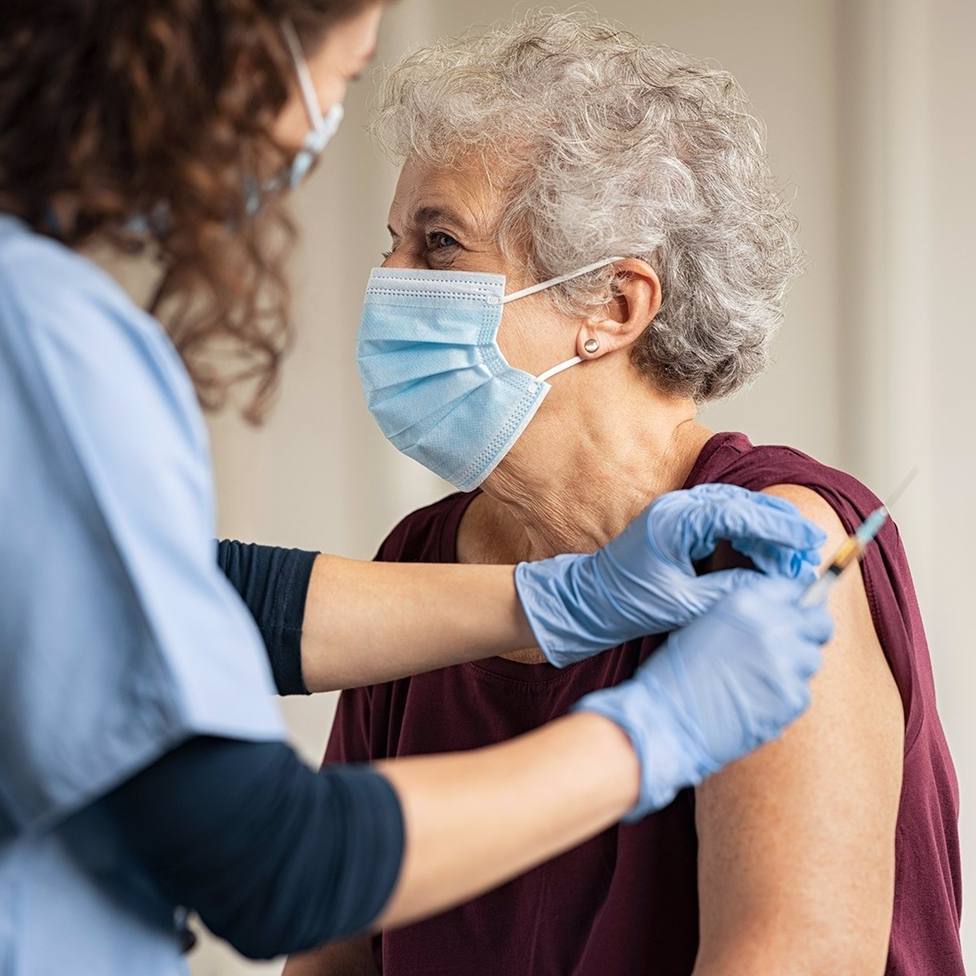 Una mujer se vacuna contra el COVID