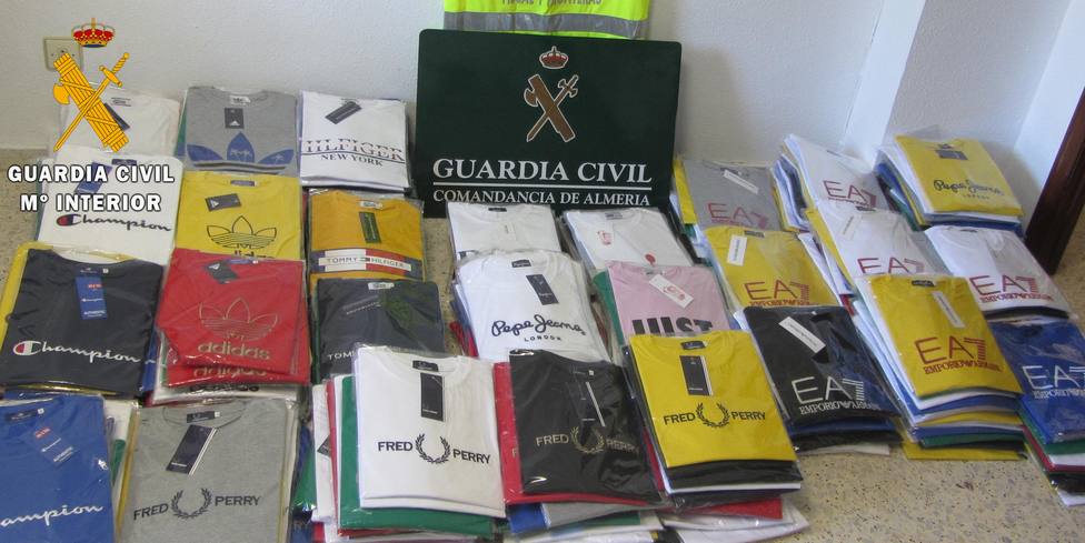 Investigan en El Ejido a un hombre por vender prendas falsificadas con el logotipo de conocidas marcas