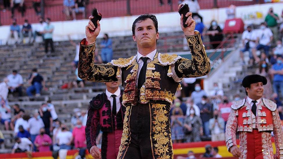 Daniel Luque con las dos orejas cortadas a un toro de Adolfo Martín en Castellón