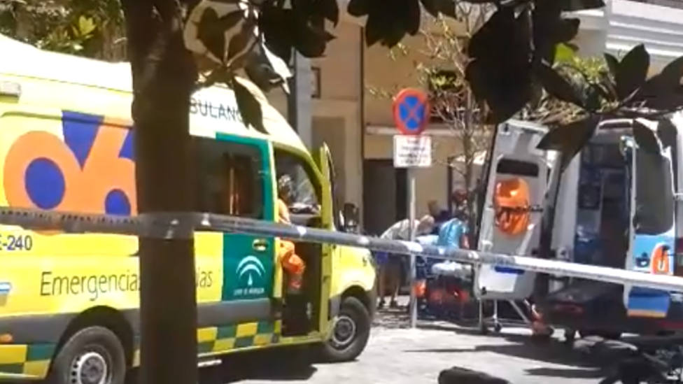 Un conductor atropella a varias personas en una terraza en Marbella
