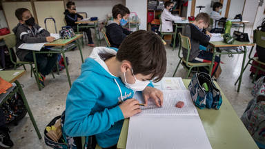 Escolares valencianos escriben poemas a sus abuelos para recordarles lo importantes que son para ellos