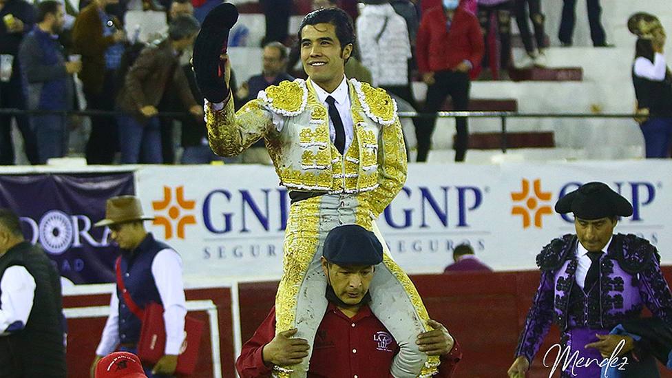 Diego San Román en su salida a hombros este jueves en León (México)
