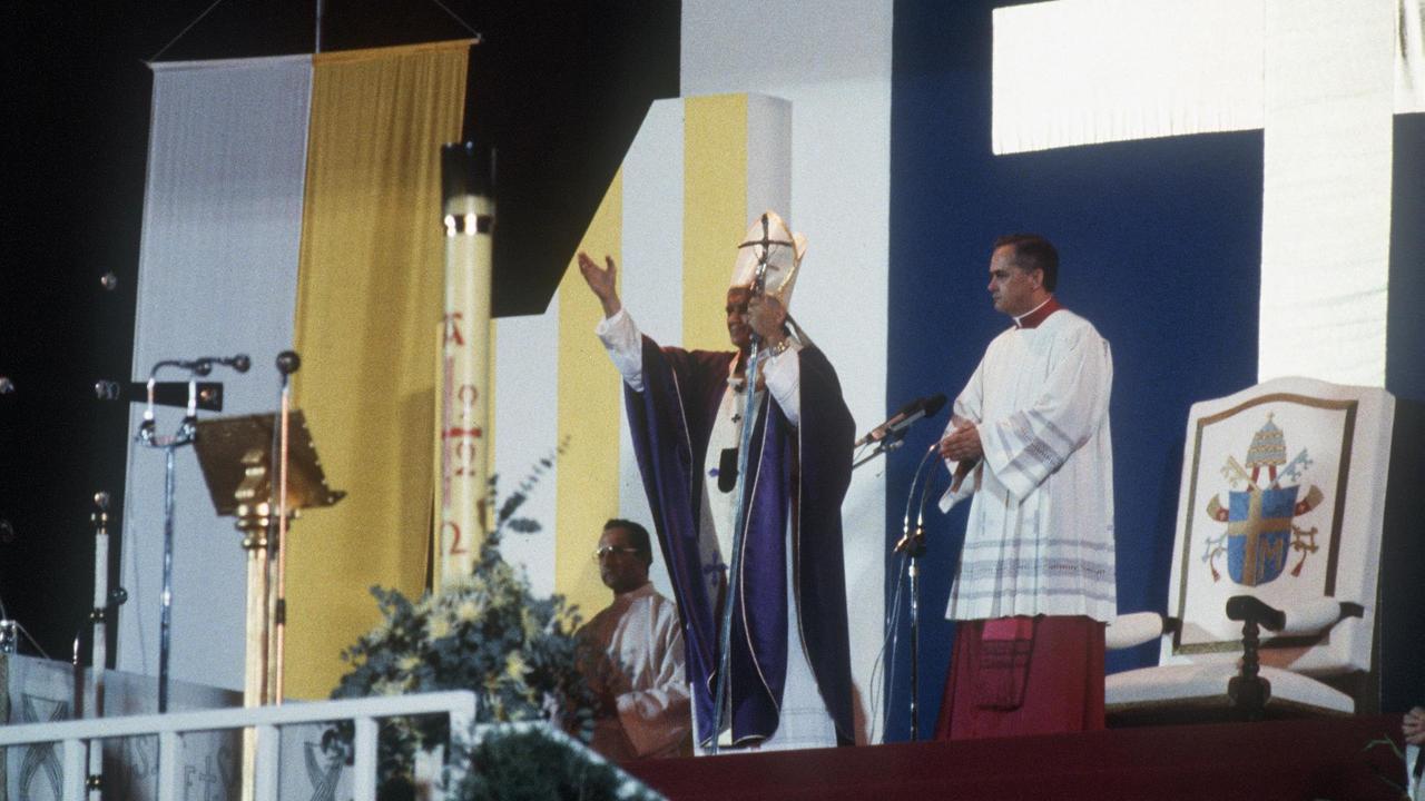 Juan Pablo II en Plaza de Lima: Vosotros sois los primeros educadores de vuestros hijos