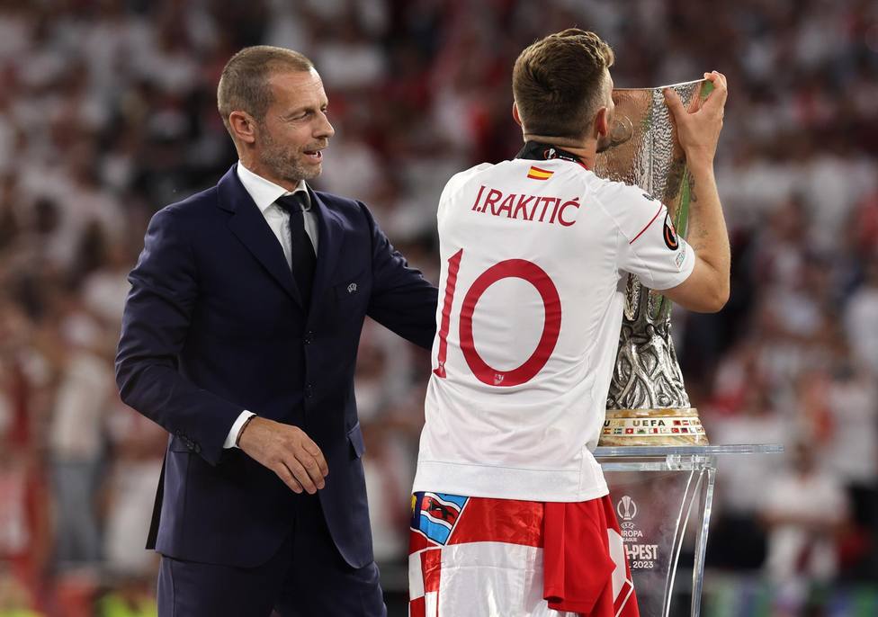 Ivan Rakitic celebra el título de la Europa League
