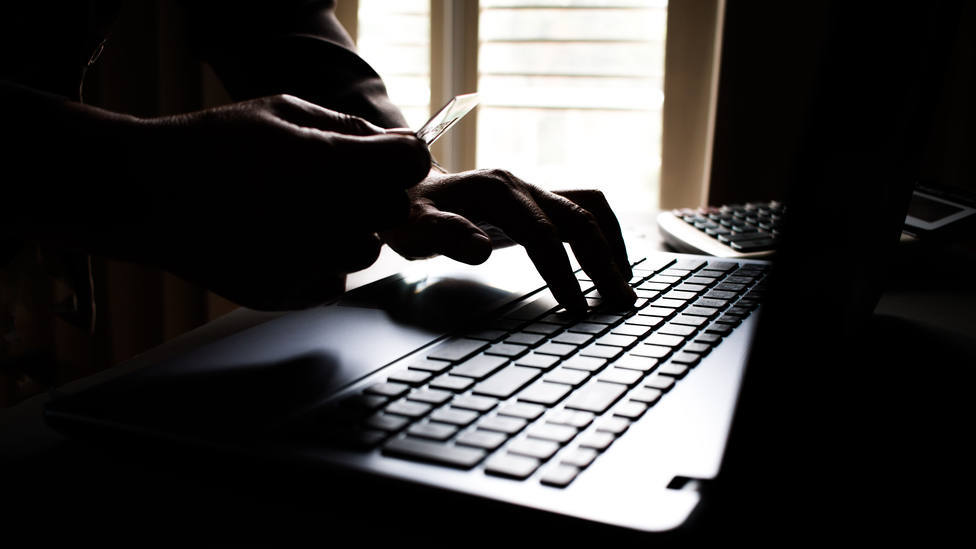 Un experto alerta de las trampas que utilizan los estafadores en internet para quitarte los datos: Cuidado