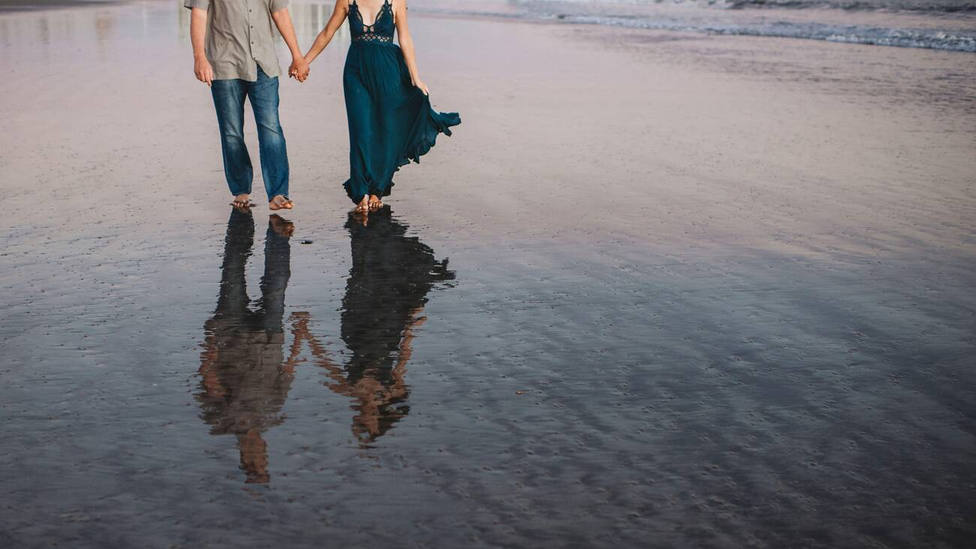 ¿Es bueno para los pies dar paseos descalzo por la arena de la playa? Una podóloga zanja el debate
