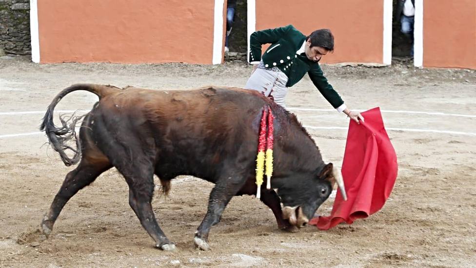 Miguel Ángel Perera durante su primera faena este lunes en el festival taurino de Valero