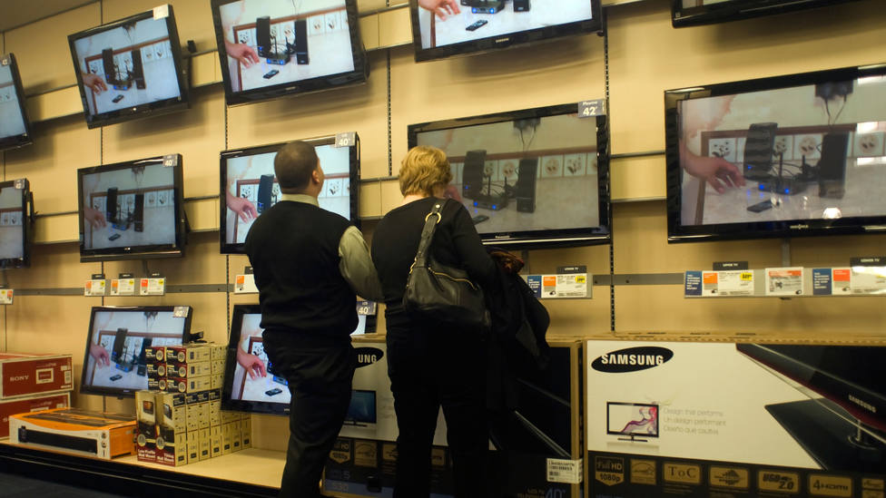 Personas comprando una televisión