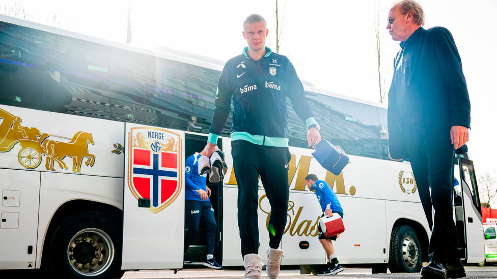 Erling Haaland baja del bus de la Selección de Noruega. CORDONPRESS