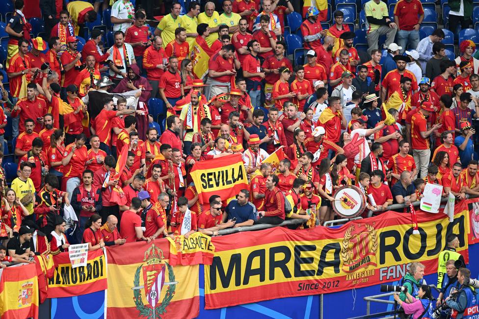 Aficionados españoles viendo a la selección en la Eurocopa