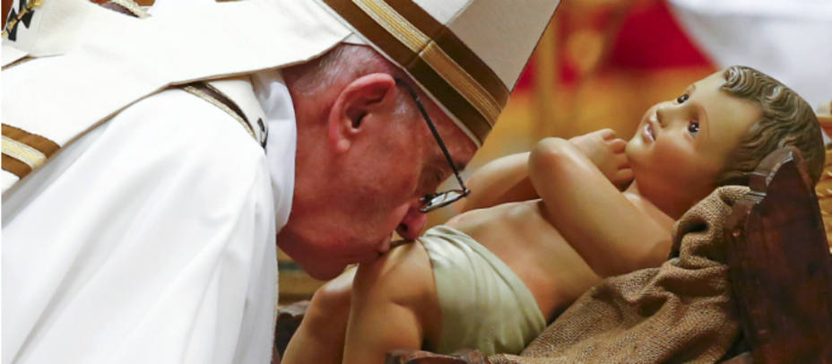 El Papa Francisco besa una imagen del niño Jesús al finalizar la Misa del Gallo. REUTERS