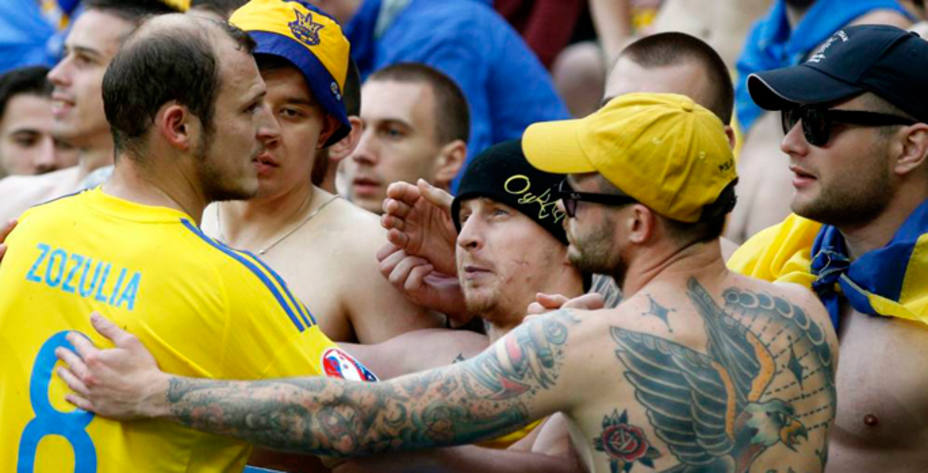 Roman Zozulya, con seguidores de la selección de Ucrania, durante la Eurocopa de Francia. (Reuters)
