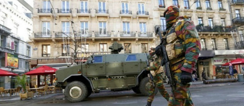Soldados patrullan por las calles de Bruselas. Reuters