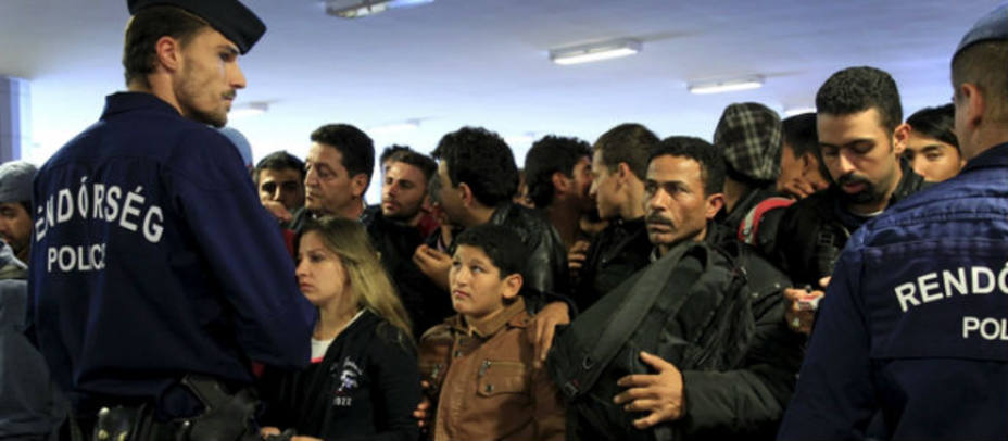 Inmigrantes sirios esperan poder coger un tren en la estación de Budapest. Reuters