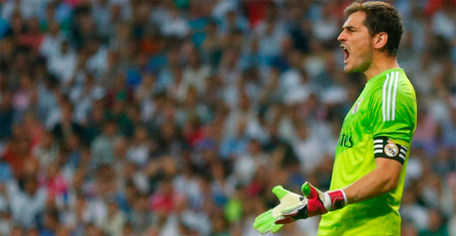 Casillas pierde la paciencia con el público del Bernabéu. REUTERS