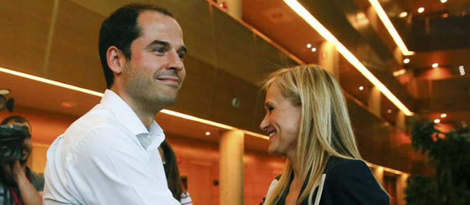 La candidata del PP a la Presidencia de la Comunidad de Madrid, Cristina Cifuentes, junto al candidato de Ciudadanos, Igancio Aguado,