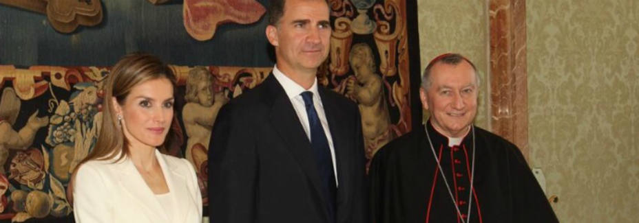 Los Reyes junto al secretario de Estado del Vaticano, el cardenal Pietro Parolin