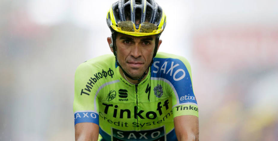Alberto Contador no tendrá que pasar por el quirófano y podría estar en la Vuelta. Reuters.