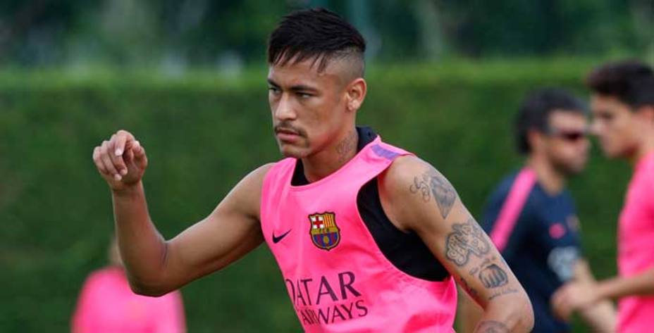 Neymar sufrió un esguince de tobillo que le impide disputar el partido ante el Elche. Reuters.