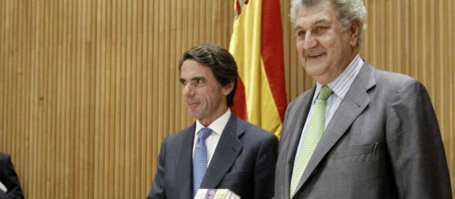 El expresidente del Gobierno José María Aznar (i), acompañado por el presidente de la Cámara Baja, Jesús Posada. EFE