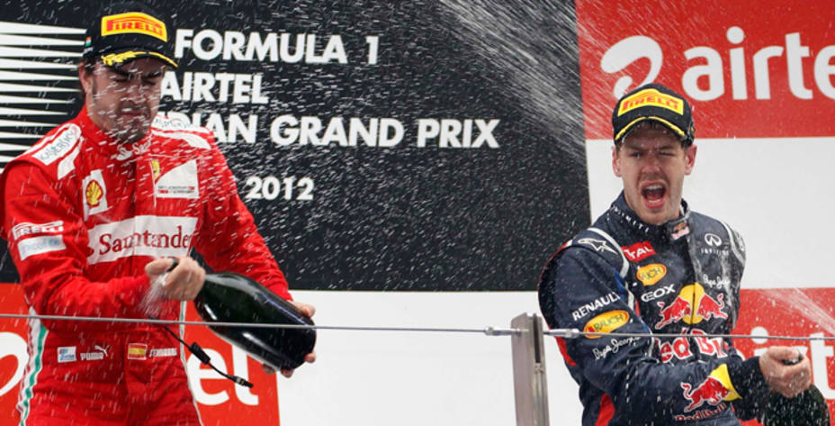 Fernando Alonso y Vettel, en el podium del GP de la India (Reuters)