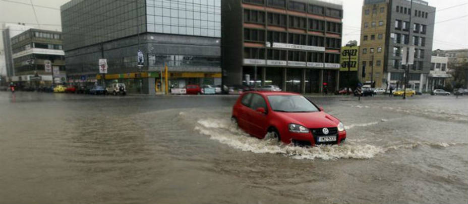 Un coche circulando por las calles inundadas de Atenas. EFE